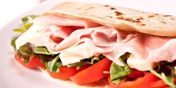 Piadina con prosciutto, Mozzarella, origano e pomodori
