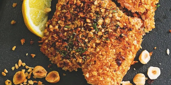 Filetto di trota salmonata in crosta di nocciole con porri grigliati