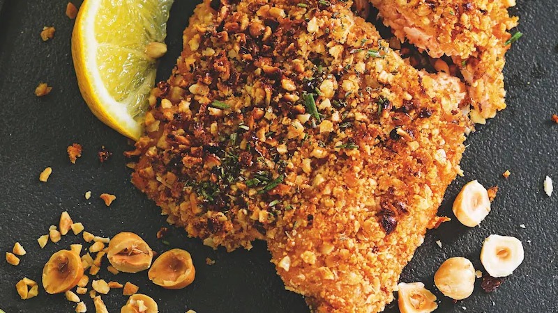 Filetto di trota salmonata in crosta di nocciole con porri grigliati